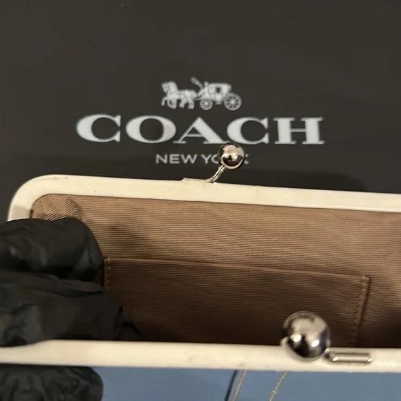 Coach Blue and White kiss lock Women's wristlet - Picture 9 of 15